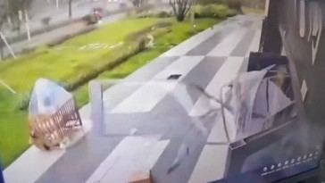Fuerte viento arrastra cuna con niña en Guangdong, pero ella sale ilesa