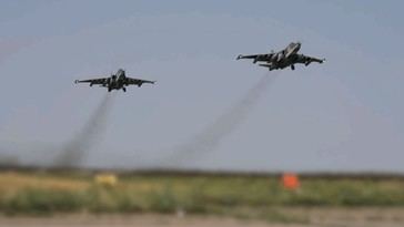 Aviones rusos Su-25 atacan posiciones ucranianas desde bajas altitudes