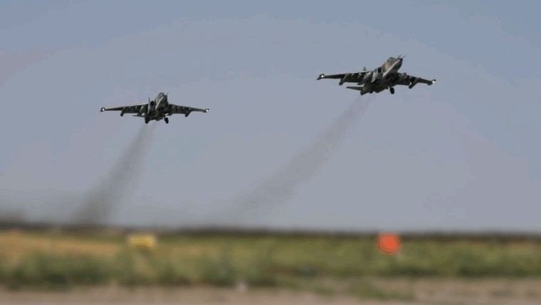Aviones rusos Su-25 atacan posiciones ucranianas desde bajas altitudes