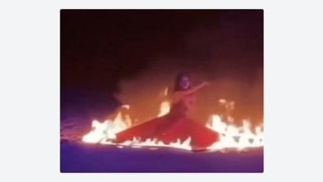 Bailarina sufre incendio en escenario y se lanza al río para escapar
