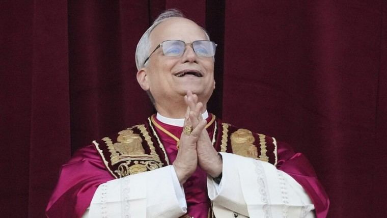 Cardenales celebran a León XIV en la Capilla Sixtina