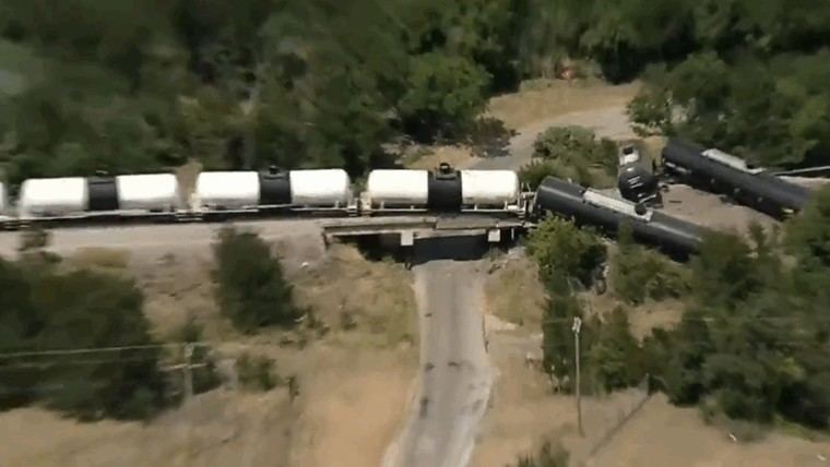 Tren descarrila en Texas con 35 vagones involucrados