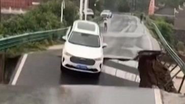 Puente se derrumba y arrastra coche a río en China