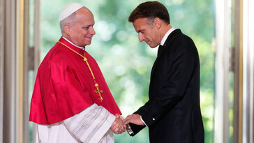 Macron reacciona mientras el Papa León XIV habla sobre la laicidad en Francia