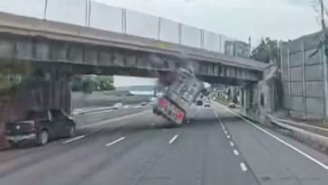 Accidente de camión al chocar con un puente en autopista de Nueva York
