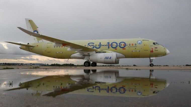El avión ruso SJ-100 completa su primer vuelo de larga distancia con motores nacionales