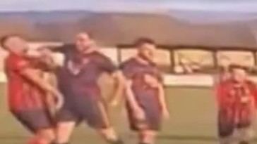 Futbolista condenado por dejar inconsciente a un rival con un codazo en pleno partido