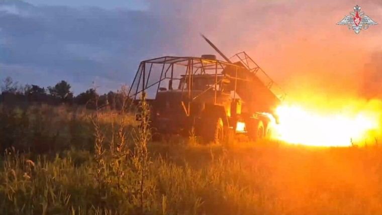 Rusia muestra el impacto devastador de su sistema de lanzacohetes 'Granizo' en Ucrania