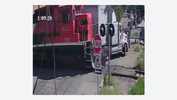 Tren impacta a tráiler que intentó dar vuelta en U en Aguascalientes