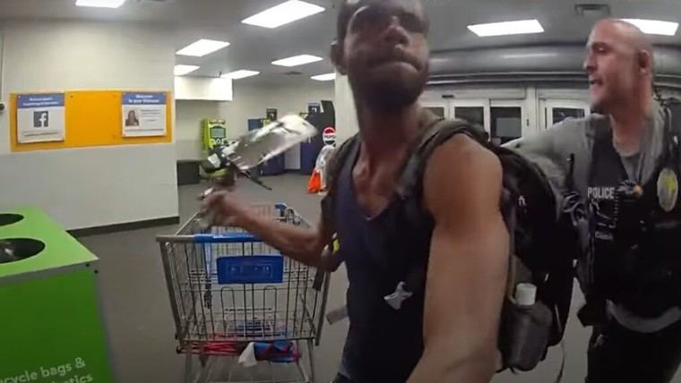 Hombre armado con machete ataca a policía en Walmart de Florida