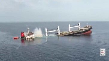 Hutíes hunden buque en el mar Rojo con misiles balísticos