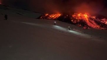 Esquiadores desafían la erupción del monte Etna en un video impactante