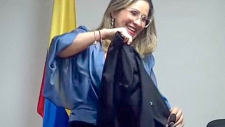 Jueza de Uribe enfrenta críticas por actitud tras condena del expresidente