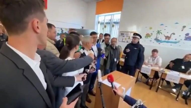 Policía rumana retira a candidato opositor de un centro de votación