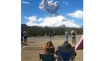 Mexicanos disfrutan de la impresionante erupción del volcán Popocatépetl