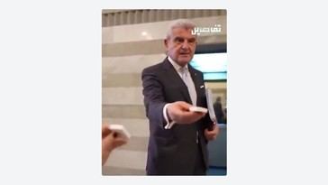 Ministro libanés festeja alto al fuego con dulces para periodistas