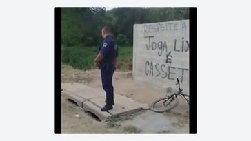 Policía lanza bicicleta de repartidor a un arroyo durante una detención