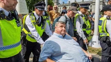 Policía británica detiene a hombre ciego en protesta por Palestina