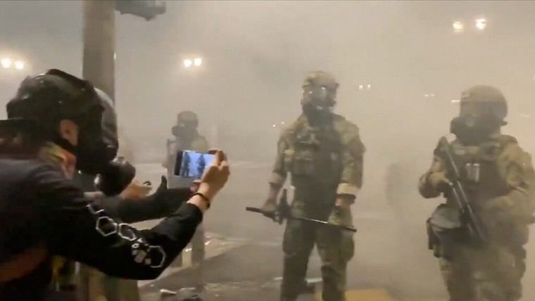 Conflictos violentos en Portland entre tropas y manifestantes