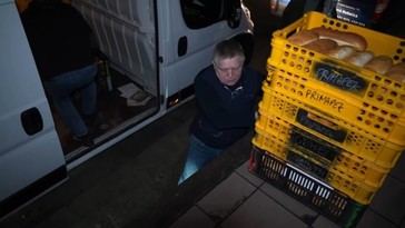 El primer ministro eslovaco trabaja como repartidor de pan en apoyo a los trabajadores nocturnos