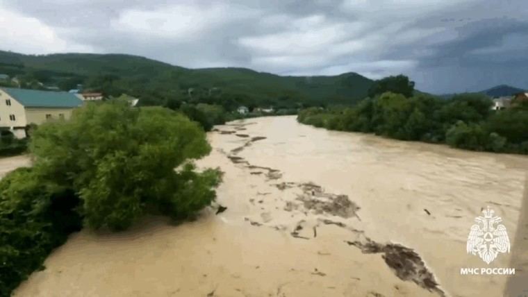 Crecida de río destruye puente en Krasnodar, Rusia