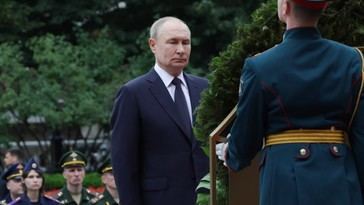 Putin rinde homenaje al Soldado Desconocido en Moscú con flores