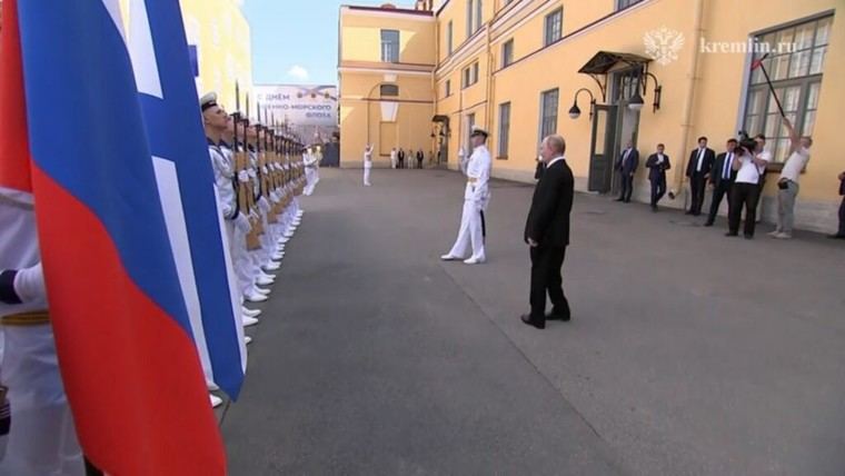 Putin dirige grandes maniobras navales en San Petersburgo