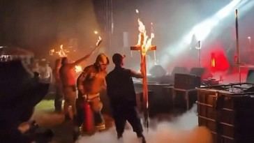 Queman cruces cristianas en festival de música en Polonia
