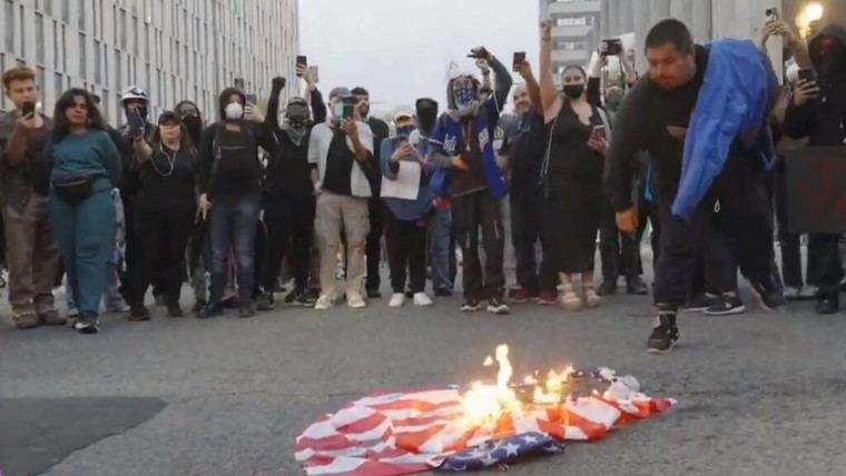 Protestas en Los Ángeles: manifestantes queman y escupen banderas de EE. UU