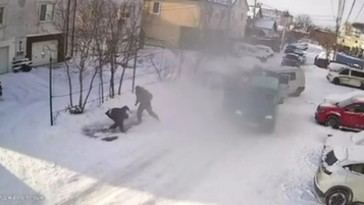 Futbolista ucraniano se enfrenta a reclutadores durante intento de rescate en Kiev