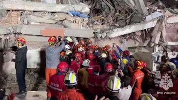 Mujer rescatada tras dos días atrapada en escombros en Myanmar