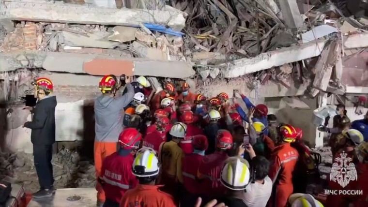 Mujer rescatada tras dos días atrapada en escombros en Myanmar