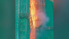 Incendio devastador en un edificio de Hong Kong se propaga rápidamente