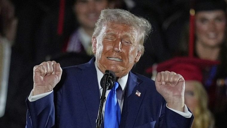 Trump realiza imitación que irrita a Melania en evento universitario