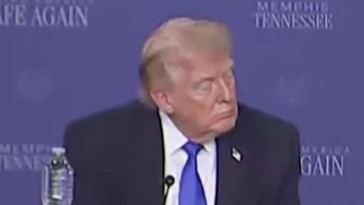 Trump parece desconectado durante conferencia