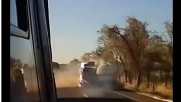 Auto invade carril contrario y causa colisión mortal con explosión