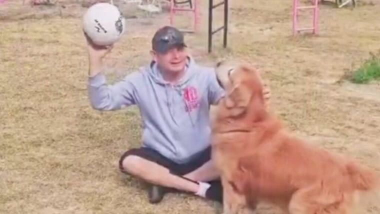 Gobernador de Puebla entrevista a su perro en rueda de prensa para promover bienestar animal