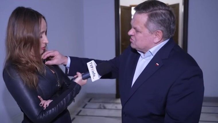 Senador polaco agredió verbalmente a periodista y trató de silenciarla en pleno Parlamento