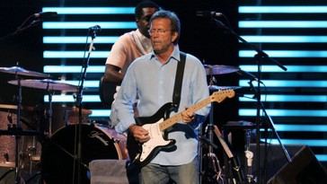 Artista legendario recibe un vinilo volador durante su concierto