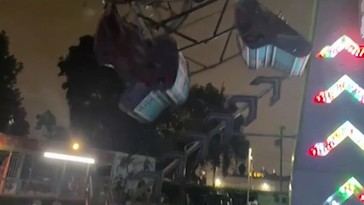 Colapsa un vagón de juego mecánico en evento escolar en EE.UU