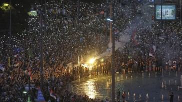 Violentos choques entre manifestantes y policía en Belgrado