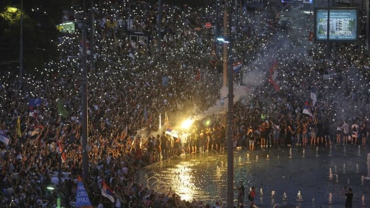 Violentos choques entre manifestantes y policía en Belgrado