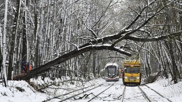 Nevadas inusuales en Moscú causan caos en el tráfico y alertas meteorológicas
