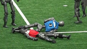 Robots juegan al fútbol y simulan lesiones en el campo
