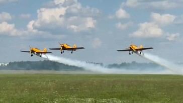 Espectacular exhibición de acrobacias aéreas en festival ruso