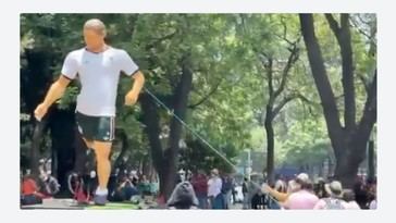 Manifestantes vandalizan estatuas del Mundial en Ciudad de México antes del evento