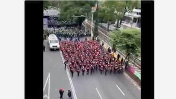 Policías bloquean el acceso de manifestantes al Estadio Azteca en México