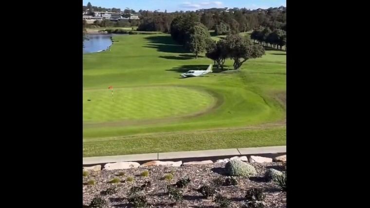 Avioneta realiza aterrizaje forzoso en un campo de golf en Sídney