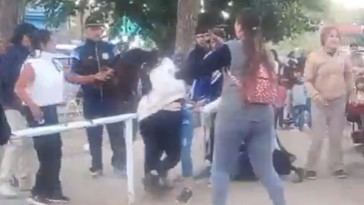Pelea entre mujeres interrumpe celebración infantil en Argentina