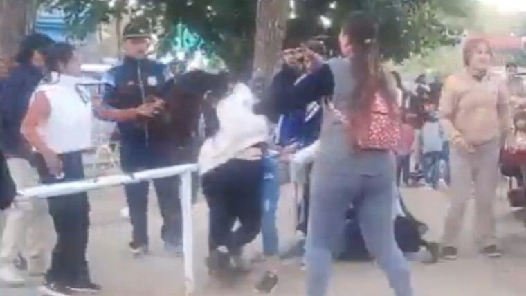 Pelea entre mujeres interrumpe celebración infantil en Argentina
